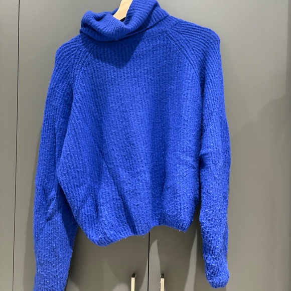 Raglan Subdued Turtle Neck - Picture 2 of 3